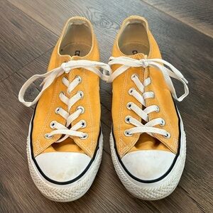 Women's size 9 US used converse sneakers